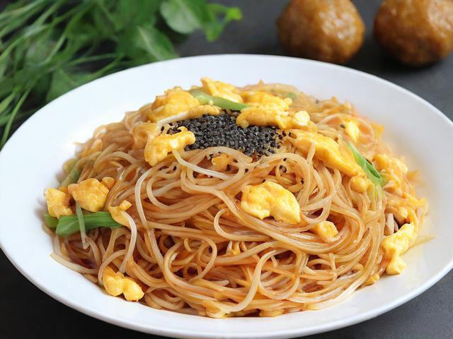 "鸡蛋炒河粉配料争议与黑芝麻丸推荐"