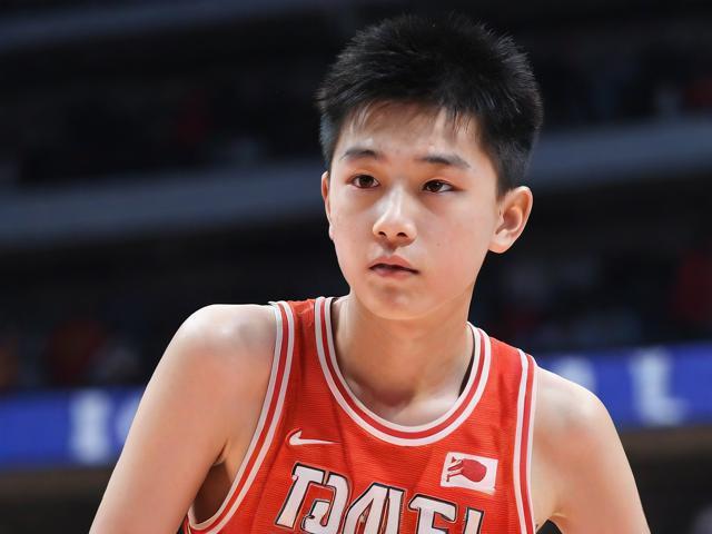 巅峰期接球王 vs 幼年郭艾伦：职业与业余的差距
